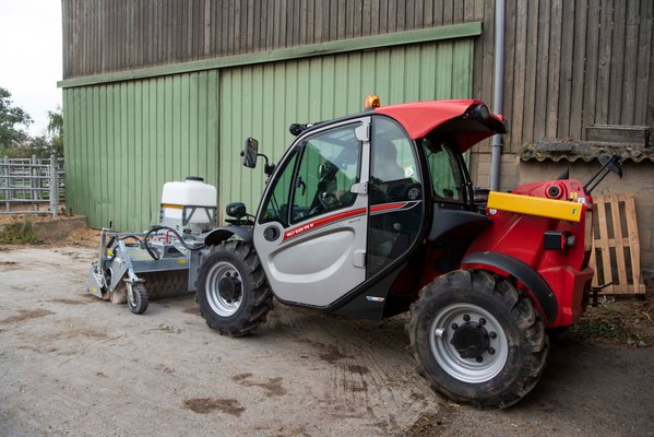 Balayeuse Manitou SCC2600 HWA+