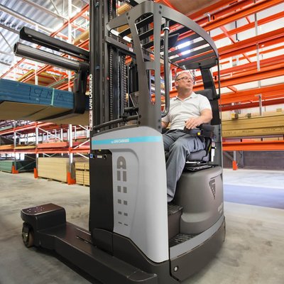 Chariot à mât rétractable UniCarriers UFW250