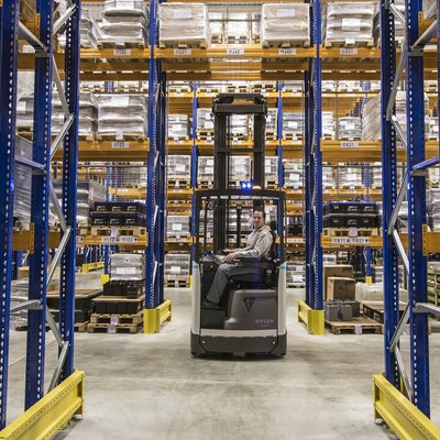 Chariot à mât rétractable UniCarriers UHD200