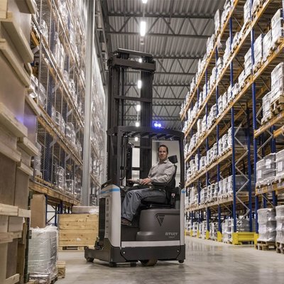 Chariot à mât rétractable UniCarriers UHD200