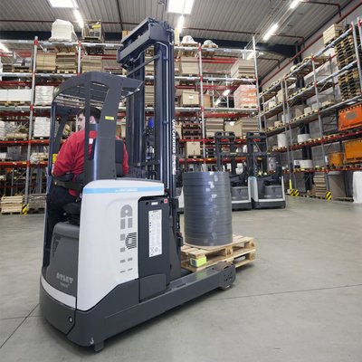 Chariot à mât rétractable UniCarriers UMS200