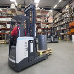 Chariot à mât rétractable UniCarriers UMS200 - 3