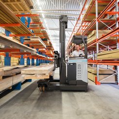 Chariot à mât rétractable UniCarriers UFW250 - 6