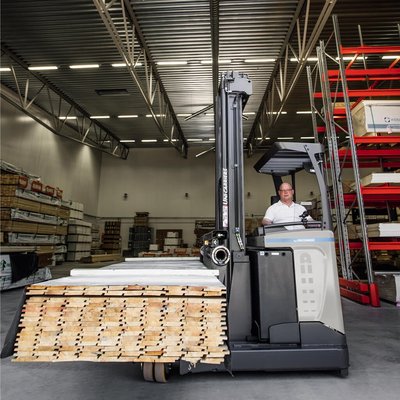 Chariot à mât rétractable UniCarriers UFW250