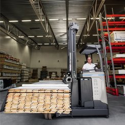 Chariot à mât rétractable UniCarriers UFW250 - 5