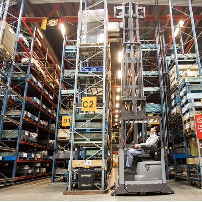 Chariot à mât rétractable UniCarriers URS150